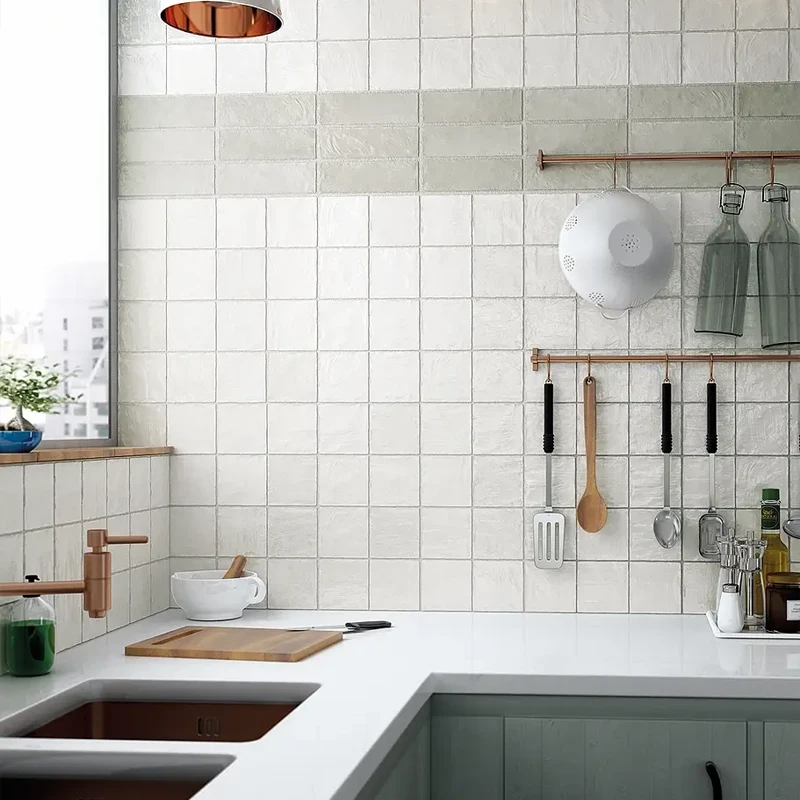 Superficie cubierta con azulejo blanco 10x10 en patrón uniforme