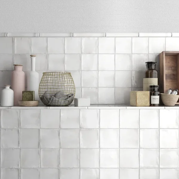 Alicatado blanco para cocina que refleja la luz