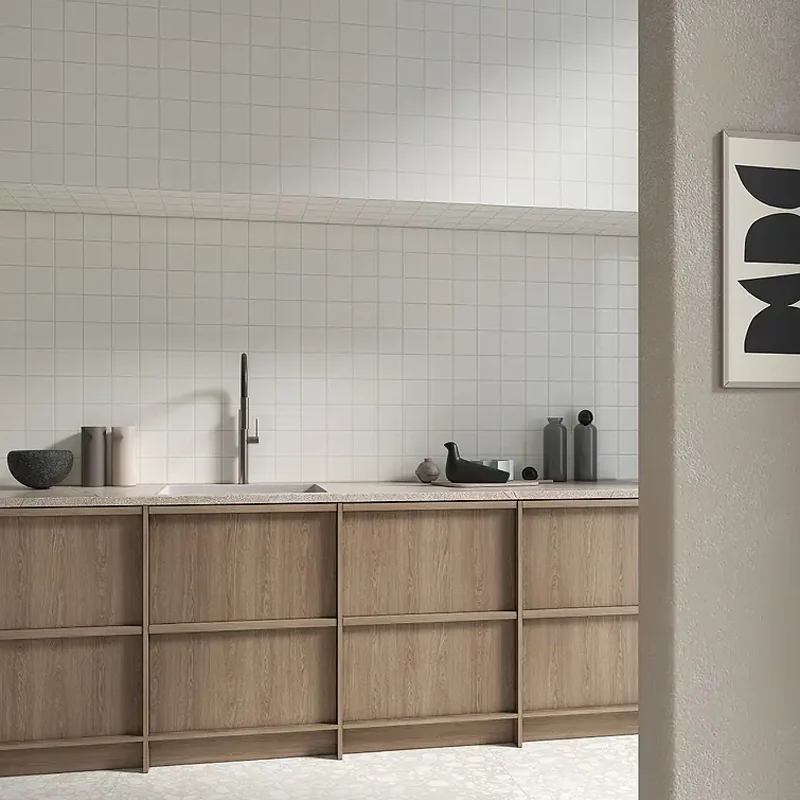Ambiente ordenado donde destaca el azulejo blanco para cocina