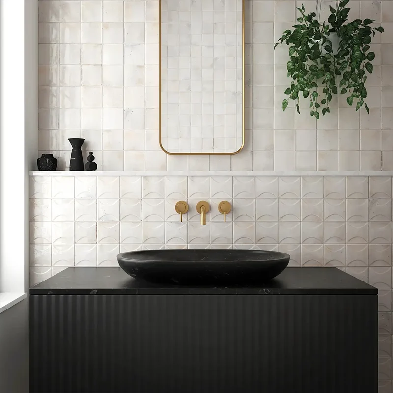 Azulejo blanco 10x10 colocado detrás del lavabo