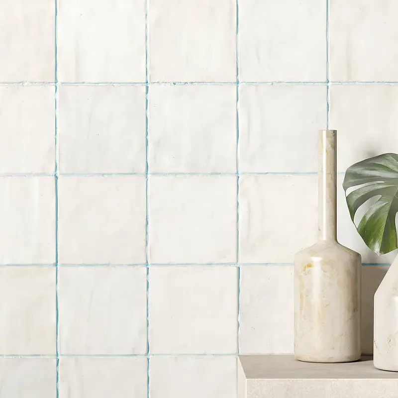 Azulejo blanco 10x10 con juntas visibles que marcan el diseño