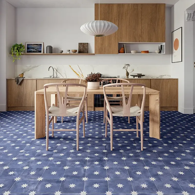 Diseño cuidado con azulejos azules en la cocina