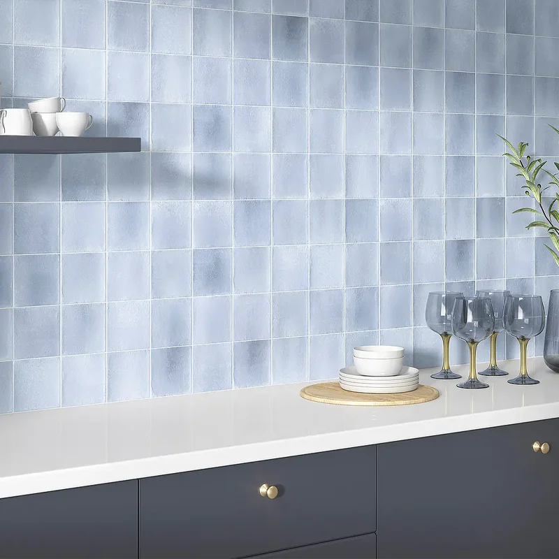 Espectacular ambiente creado con azulejos azules para cocina