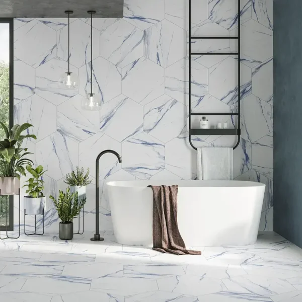 Azulejos con detalles azules en una zona humeda