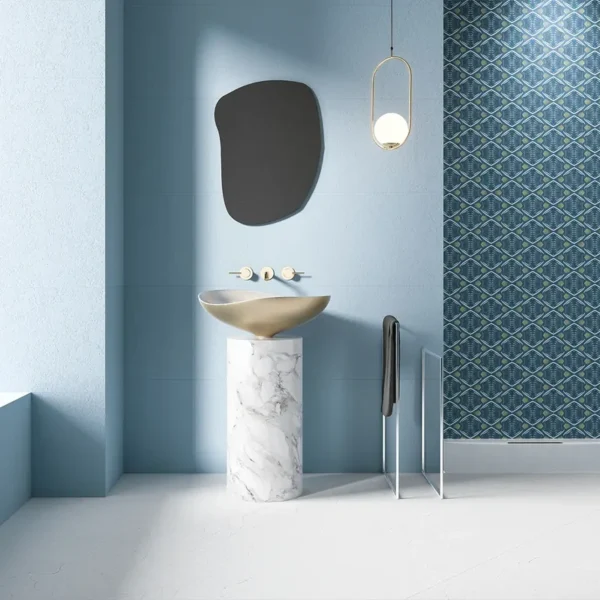 Alicatado azul alrededor de un lavabo