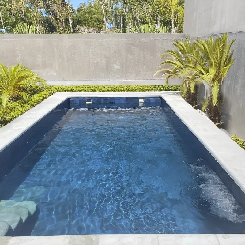 Bonita piscina revestida con azulejos azules