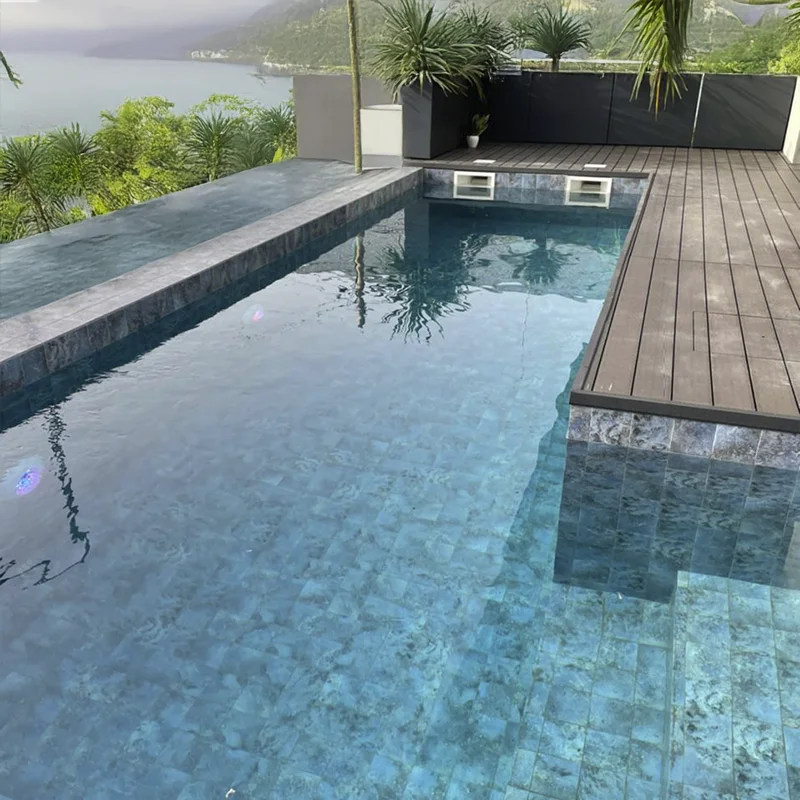 Patrón ordenado de azulejos azules para piscina