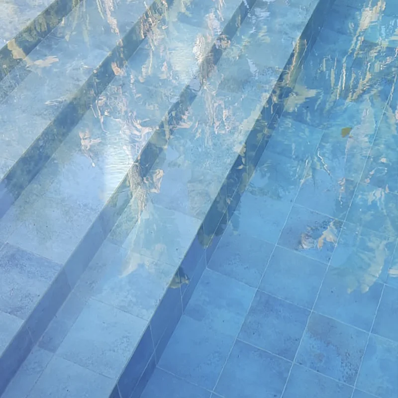 Espacio refrescante con azulejos de piscina baratos
