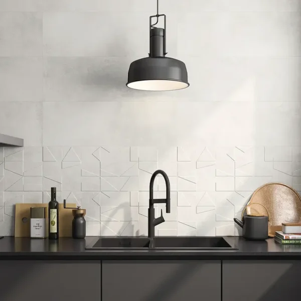 Cocina visualmente abierta gracias al azulejo blanco en la zona principal