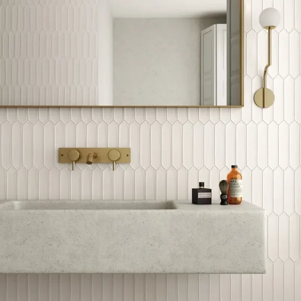 Bonita zona de destaque con azulejo mosaico blanco