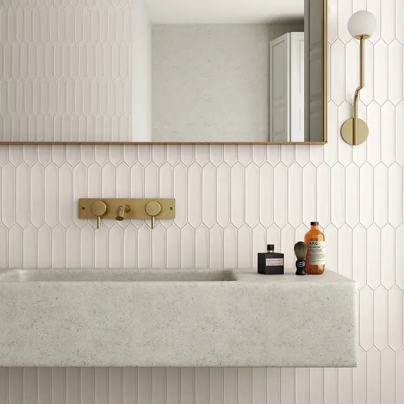Azulejos de baño en zona con espejo y lavabo blanco