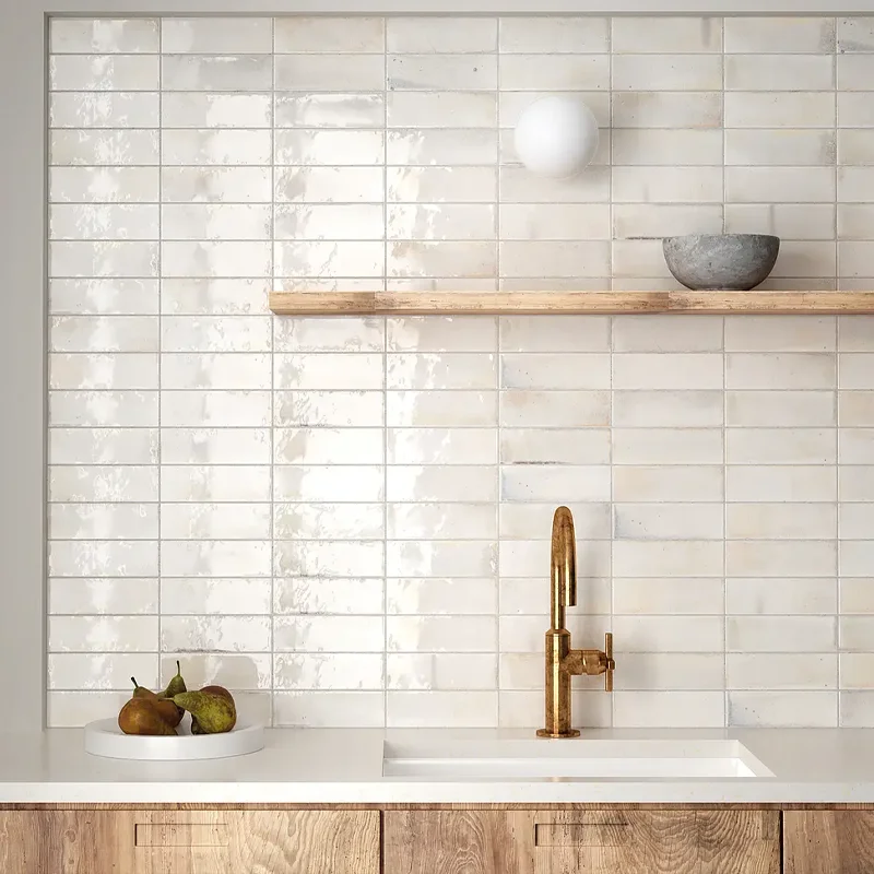 Zellige blanco utilizado para generar un acabado natural y artesanal