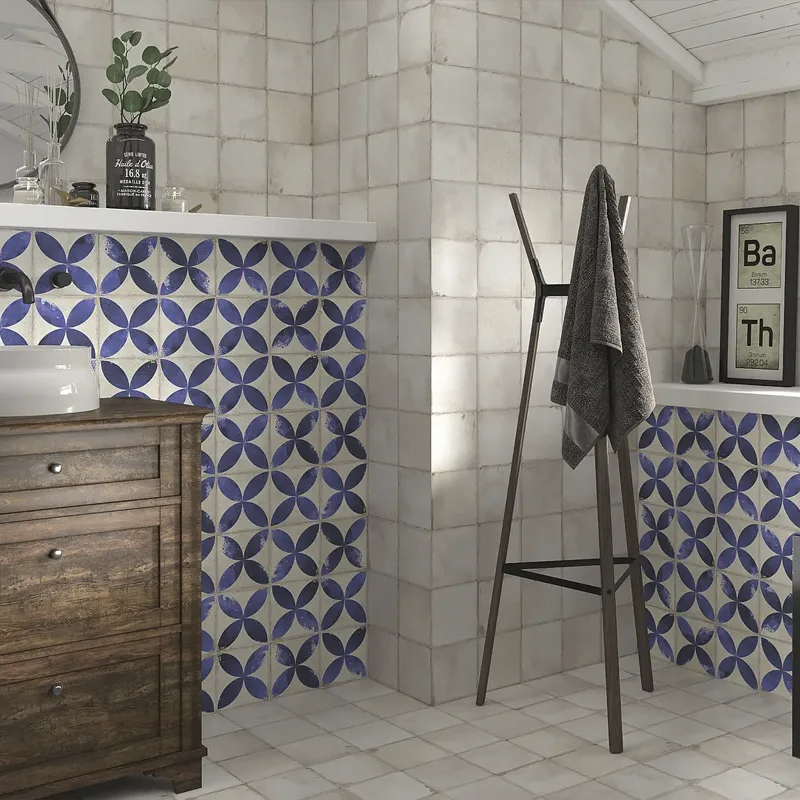 Escenario con azulejo rustico en la pared