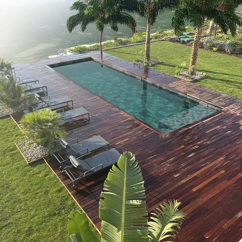 Escena exterior que destaca por los azulejos para piscinas baratos