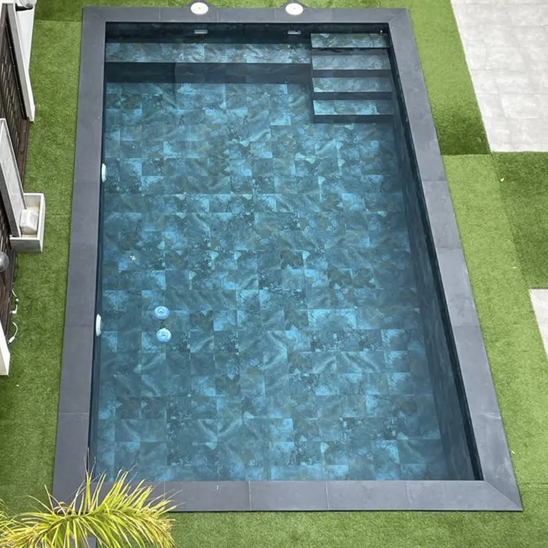 Revestimiento elegante con azulejos azules para piscina en el fondo