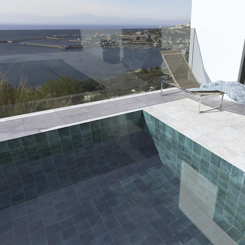 Ambiente refrescante realzado por una piscina con azulejos verdes en tonos profundos