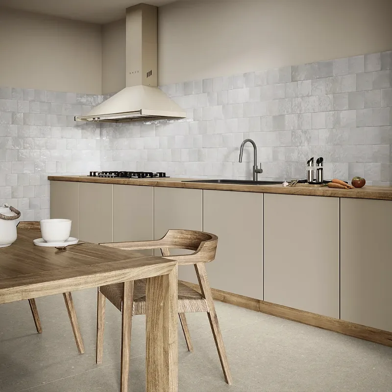 Azulejos de cocina gris que reflejan bien la luz