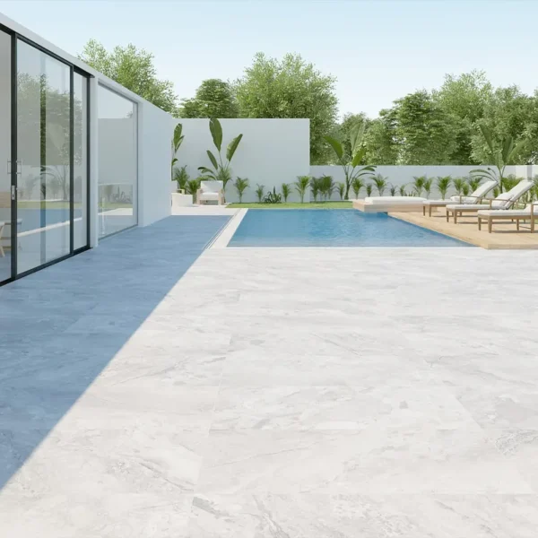 Azulejo de gran formato decorando una zona abierta