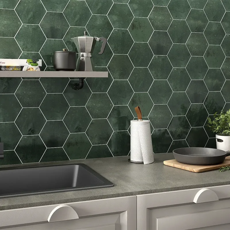 Diseño cuidado con azulejo hexagonal en la cocina para un estilo fresco