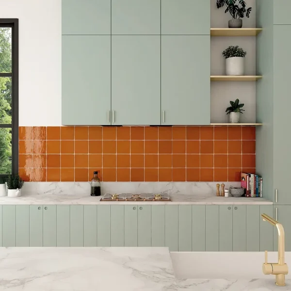 Bonito fondo revestido con azulejo color naranja