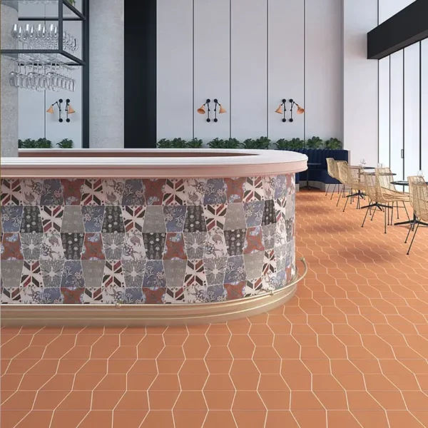 Diseño original donde destaca un azulejo anaranjado
