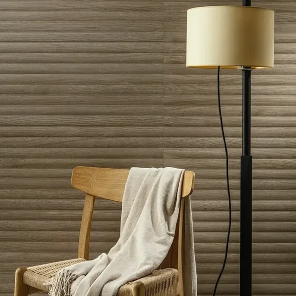 Azulejos de color madera colocados detrás de una silla