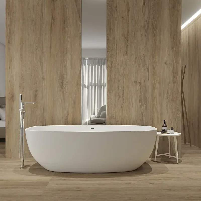 Alicatado en baño bonito con una bañera delante