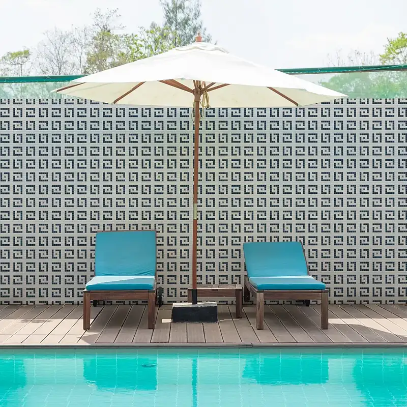 zona de relax decorativa revestida con mosaicos para exteriores en diseño geométrico