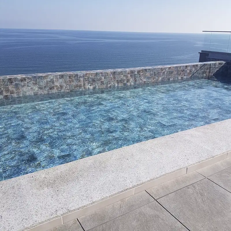 Ambiente cuidado con azulejos azules para piscina