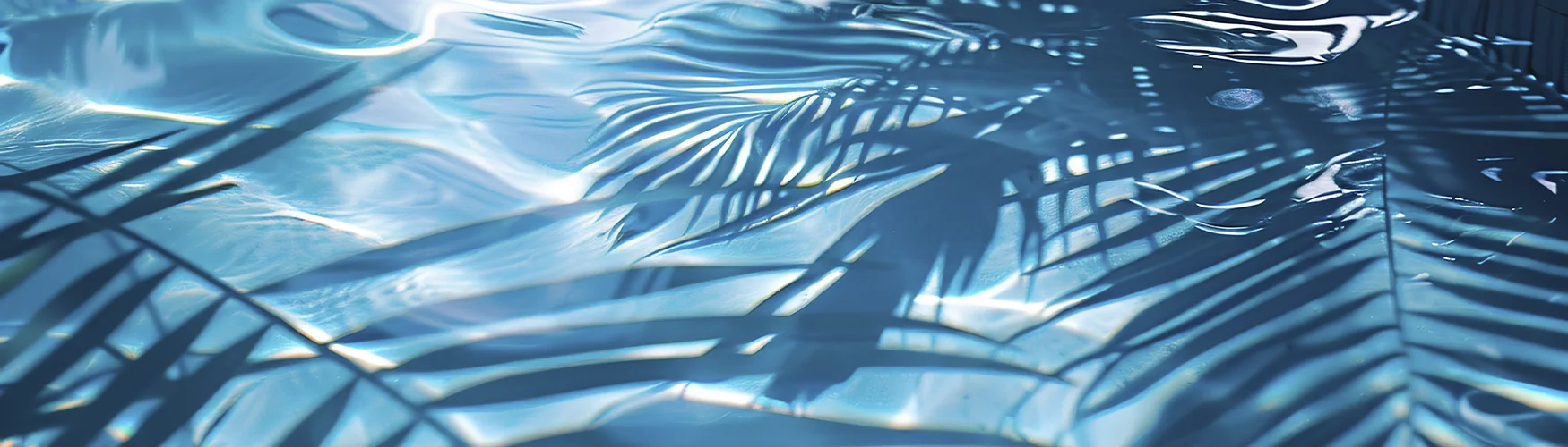 Reflejos intensos sobre azulejos azules para piscina