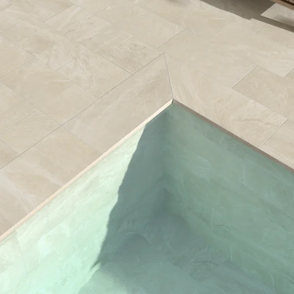 Azulejo 60 x 30 colocado en una zona con agua al aire libre