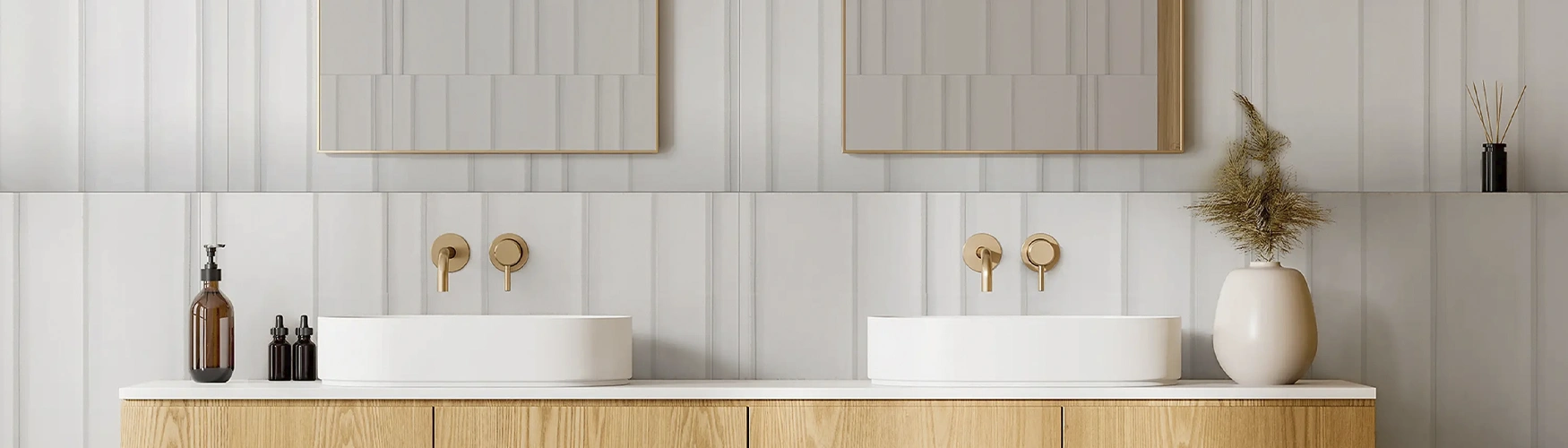 Azulejos para baño alrededor de un mueble con dos lavabos