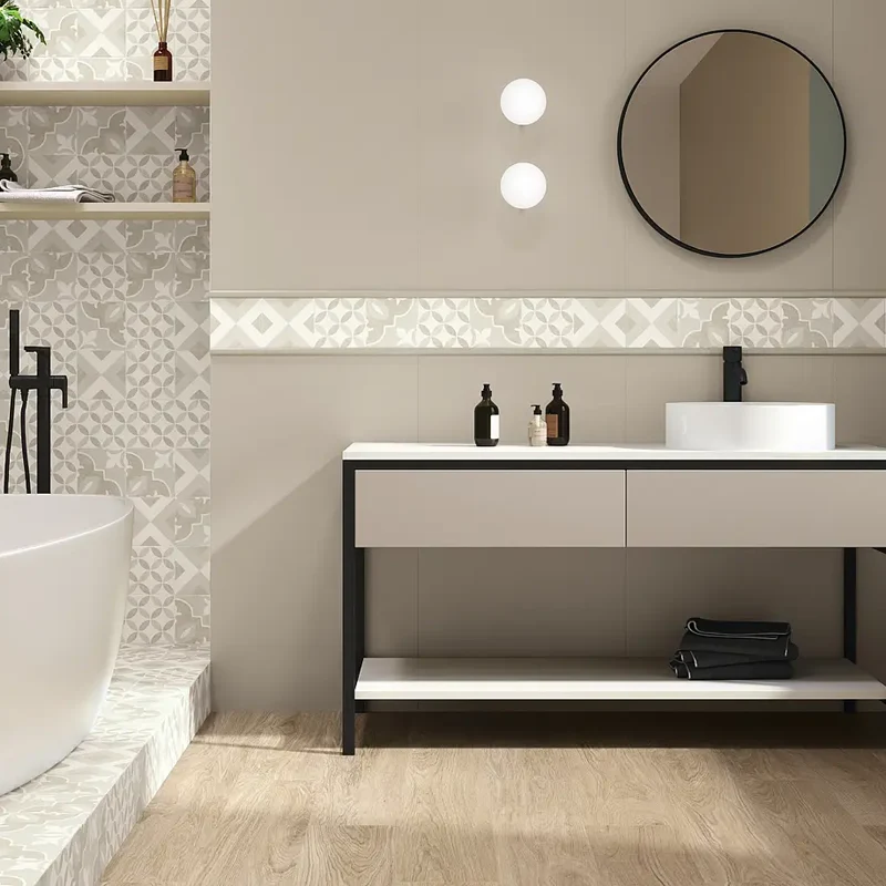Revestimiento de azulejo colocado justo detrás del lavabo