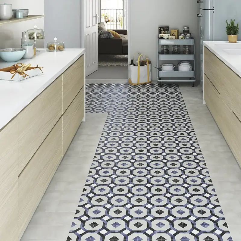 Azulejo que delimitan el pavimento de la cocina con diseño decorativo