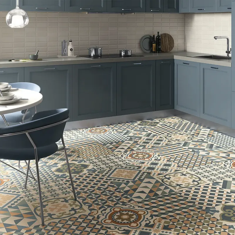 Diseño cuidado con azulejos hidráulicos en el suelo