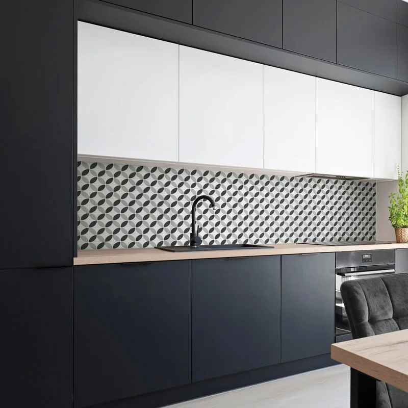Contraste elegante entre muebles oscuros y azulejos modernos para cocina luminosos