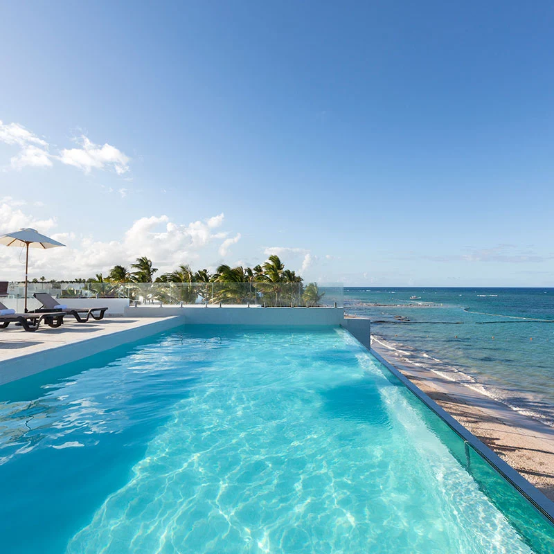 Bonito ambiente creado con gresite para piscina