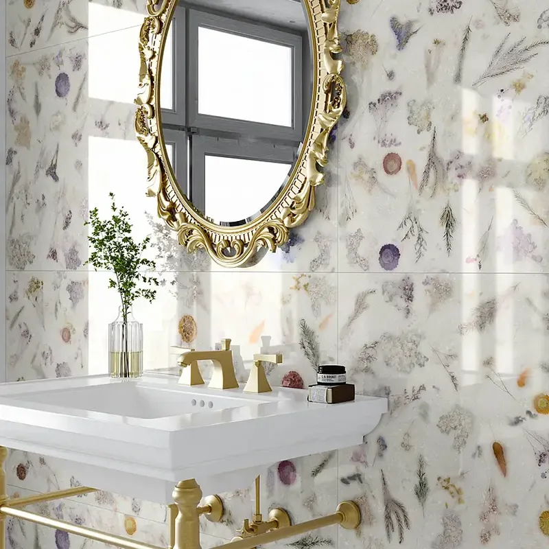 Espejo bien combinado con el azulejo de pared