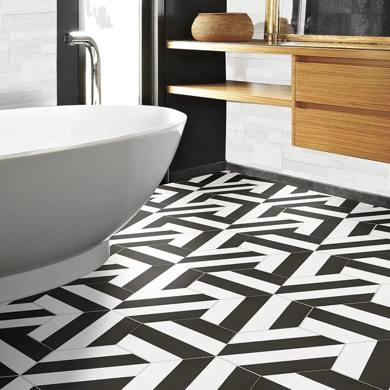 Zona decorativa con azulejos negros y blancos colocados a juego
