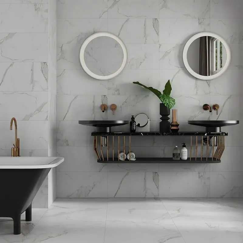 Bonita pared revestida con azulejos blancos
