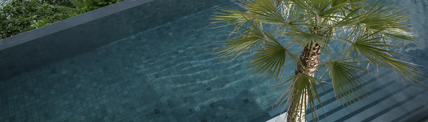 Bonita imágen con azulejo en la piscina efecto bali