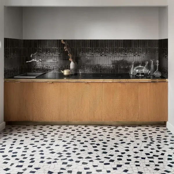 Baldosa de mosaico con patrón que se repite en toda la superficie