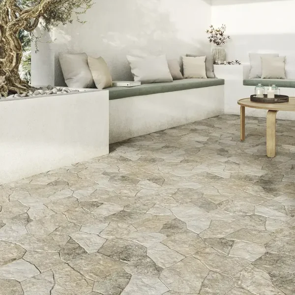 Precioso azulejo tipo piedra en zona abierta y iluminada