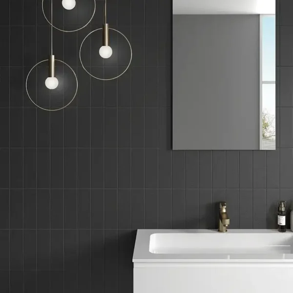 Superficie decorada con azulejos negros que aportan carácter