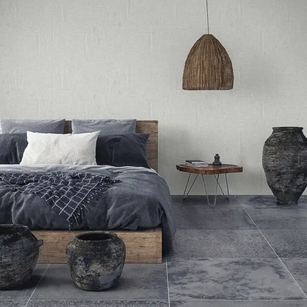 Baldosa para cuarto con efecto desgastado y jarrones decorativos en armonía
