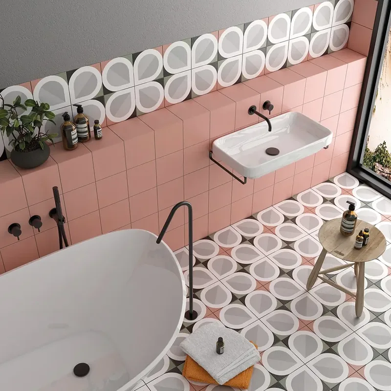 Patrón repetido sobre suelo con azulejos hidráulicos