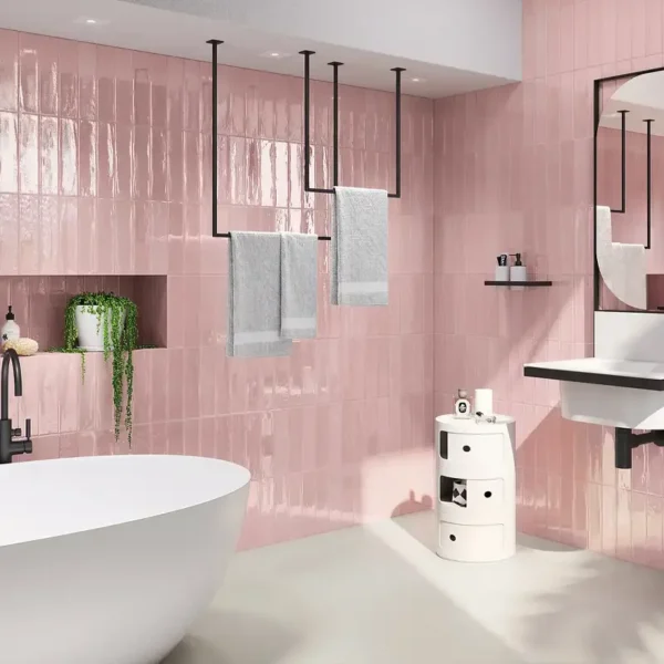 Espacio bien iluminado con azulejo color rosa