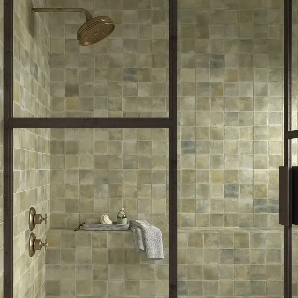 Superficie con azulejos cuadrados en el baño que realzan la estética del entorno