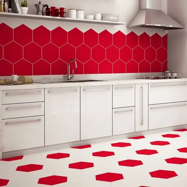 Bonito ambiente con azulejo color rojo intenso en la cocina