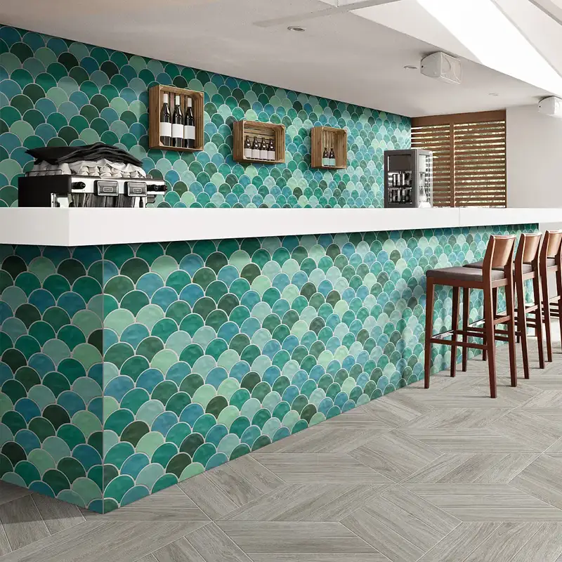 zona comercial cubierta con mosaicos para exteriores en patrón artístico